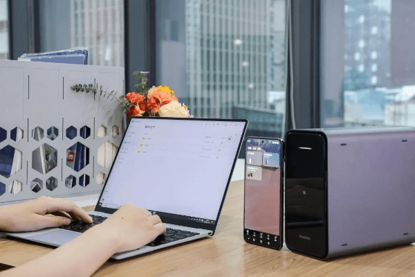 随着移动办公的普及，手机与电脑之间的协同工作变得越来越重要。本文将为您推荐几款在手机和电脑上协同工作极佳的软件组合，并重点介绍其中一款名为鸠鸠的应用及其与靠谱助手的配合使用，以满足您的移动办公需求。